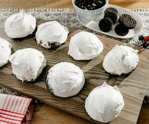 Cinnamon Cookies-and-Cream Meringues